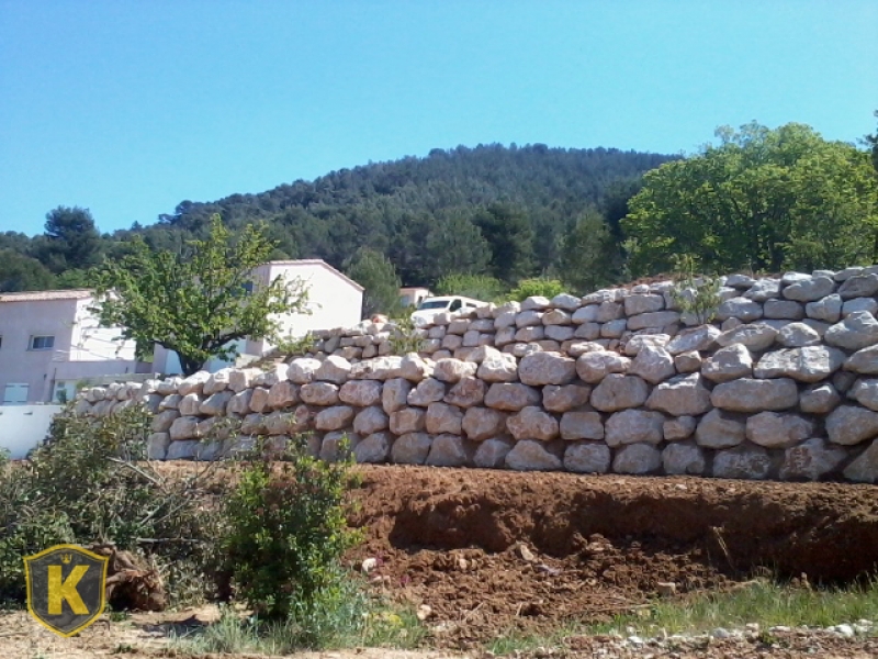 Le bloc d'enrochement dans la réalisation de murs et murets à Marseille
