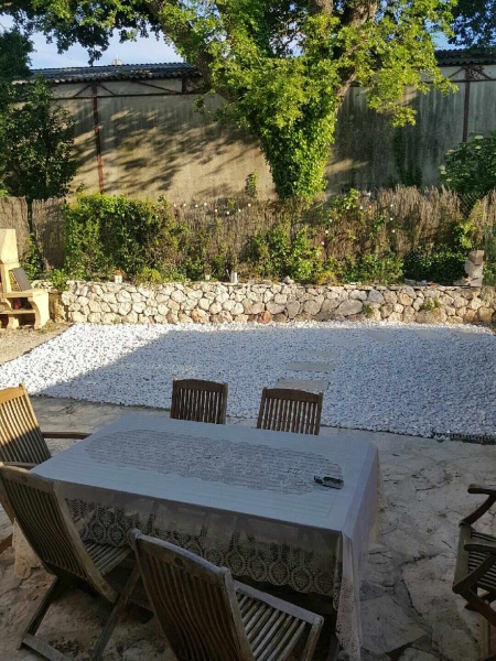 Une terrasse pleine de cachet à Fos avec le gravillon d’ornement