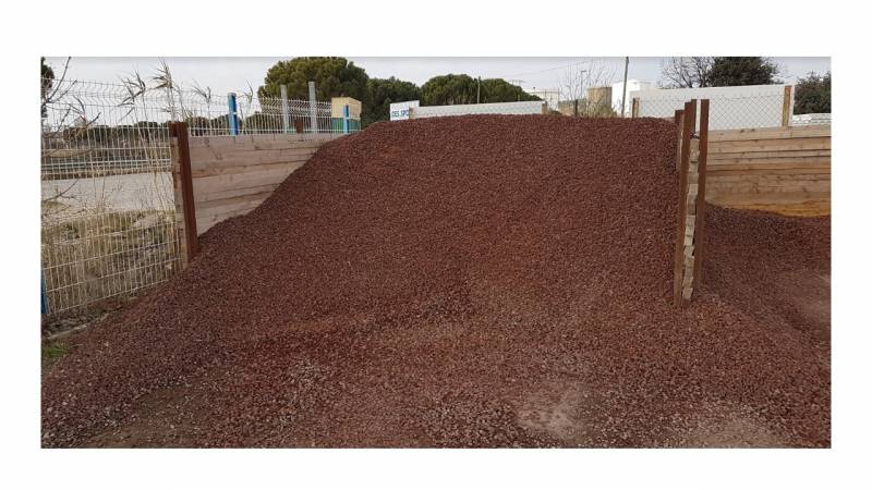 un jardin fleuri avec de la pouzzolane à Marseille