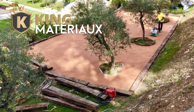 À Carnoux en Provence, un terrain de pétanque à la maison en sable stabilisé