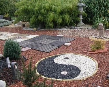 Livraison de gravier roulé blanc à domicile pour décoration yin yang à Marignane